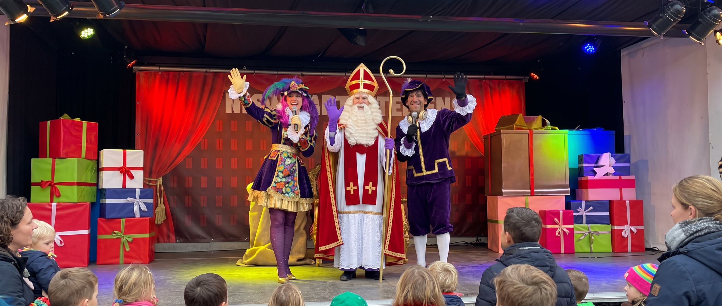 Sinterklaas op het podium tijdens een sinterklaasshow op een bedrijfsfeest