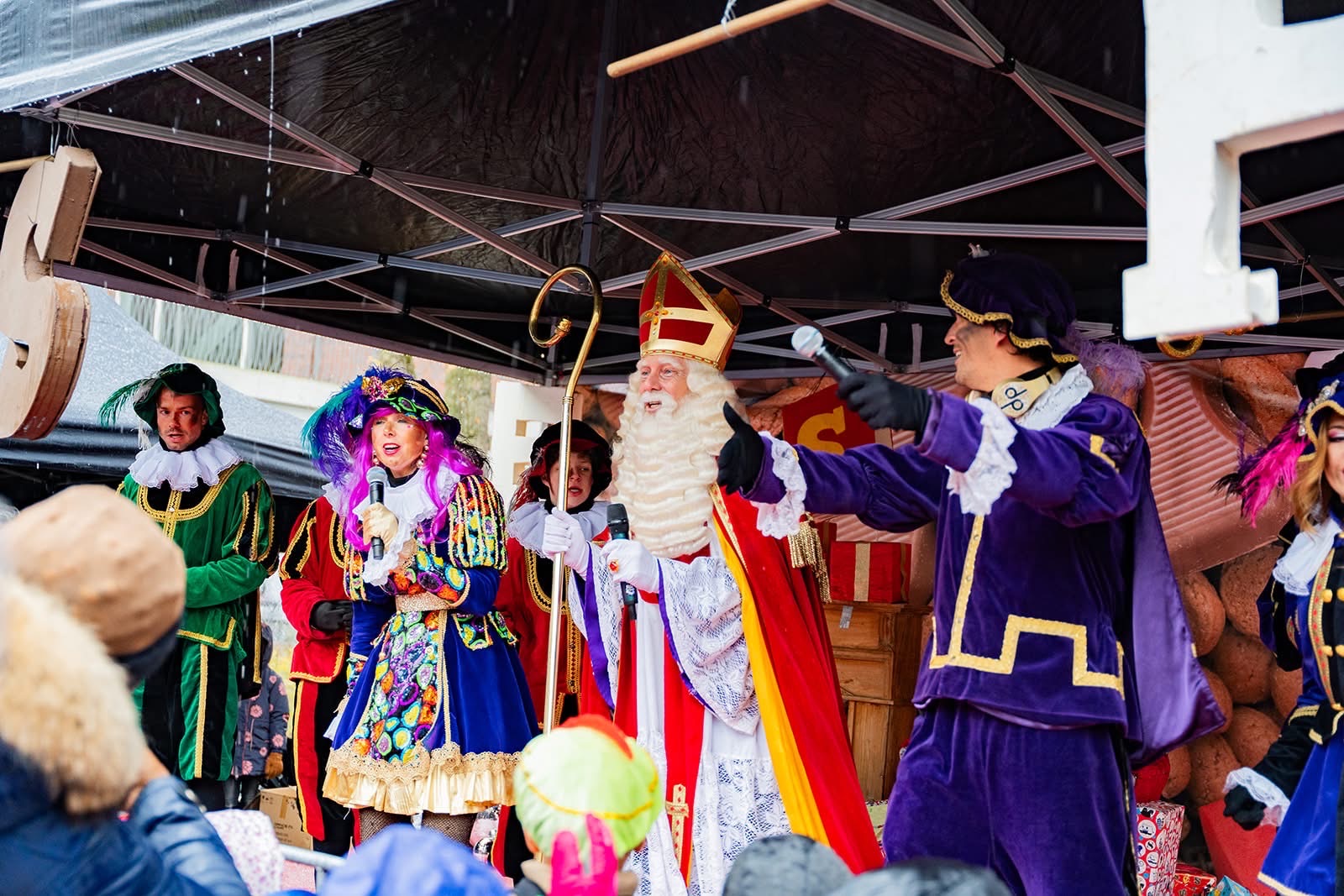 Sinterklaas zwaait naar het publiek tijdens een intocht